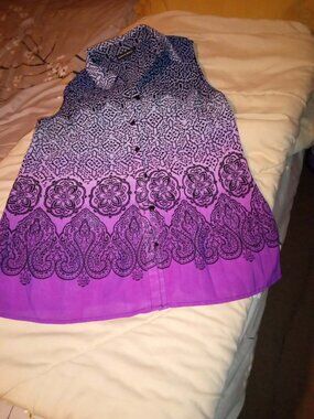 Fashion Bug Ladies sleeveless stretch Blouse Large very pretty buttons